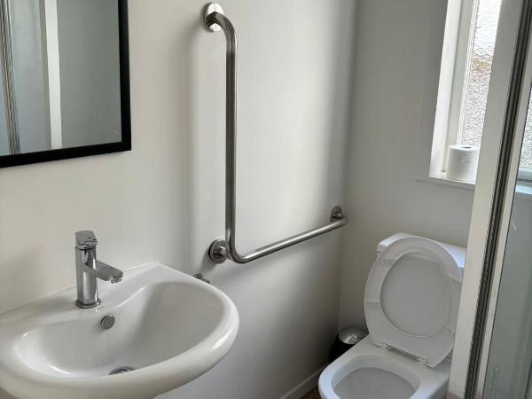 Newmarket Cozy-home : photo 6 de la chambre chambre double avec salle de bains privative