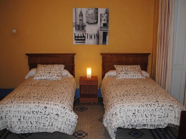 Pensión Santa Paula : photo 5 de la chambre chambre lits jumeaux avec salle de bains commune