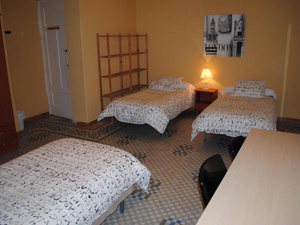 Pensión Santa Paula : photo 3 de la chambre chambre triple avec salle de bains commune