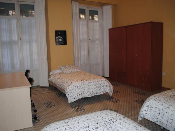 Pensión Santa Paula : photo 4 de la chambre chambre triple avec salle de bains commune
