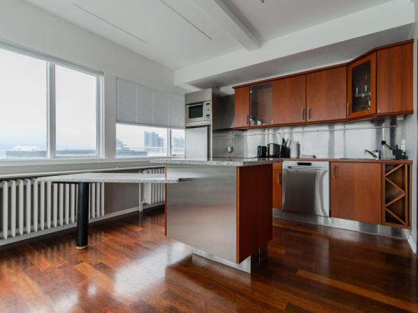 Midtown Hotel : photo 3 de la chambre suite lit king-size avec balcon