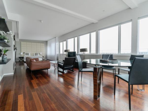 Midtown Hotel : photo 6 de la chambre suite lit king-size avec balcon