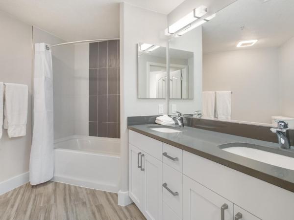 Central 2Bedroom 5 mins To Grove with Pool & Free Parking : photo 2 de la chambre chambre double avec balcon