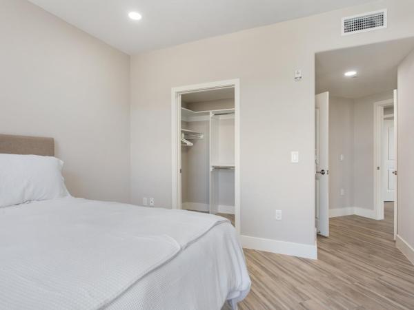 Central 2Bedroom 5 mins To Grove with Pool & Free Parking : photo 3 de la chambre chambre double avec balcon