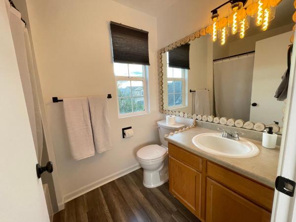 Colorado Room w Private Entrance Deck and Hot Tub : photo 1 de la chambre chambre double avec salle de bains privative