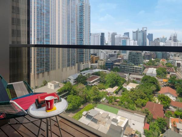 Hotel Indigo Bangkok Wireless Road, an IHG Hotel : photo 1 de la chambre 1 king standard high floor balcony