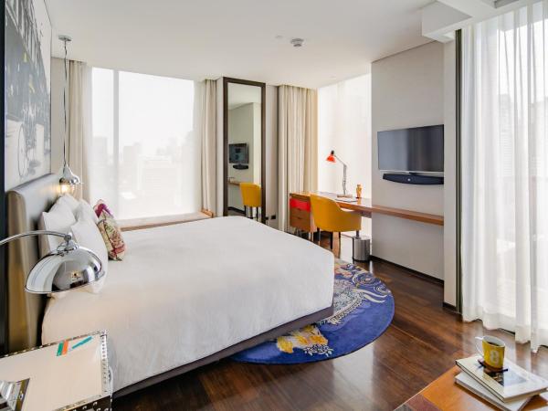 Hotel Indigo Bangkok Wireless Road, an IHG Hotel : photo 5 de la chambre hébergement lit king-size premium avec balcon d'angle - vue sur jardin