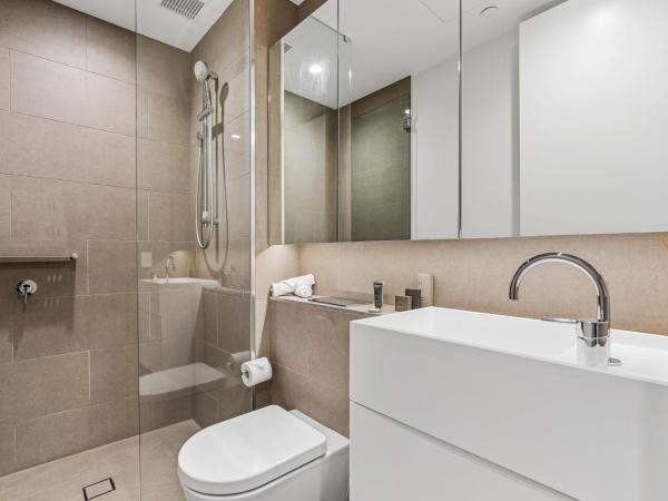 CLLIX Australia 108 Apartments : photo 2 de la chambre two-bedroom two bathroom sky high apartment