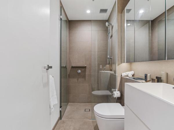 CLLIX Australia 108 Apartments : photo 7 de la chambre two-bedroom two bathroom sky high apartment