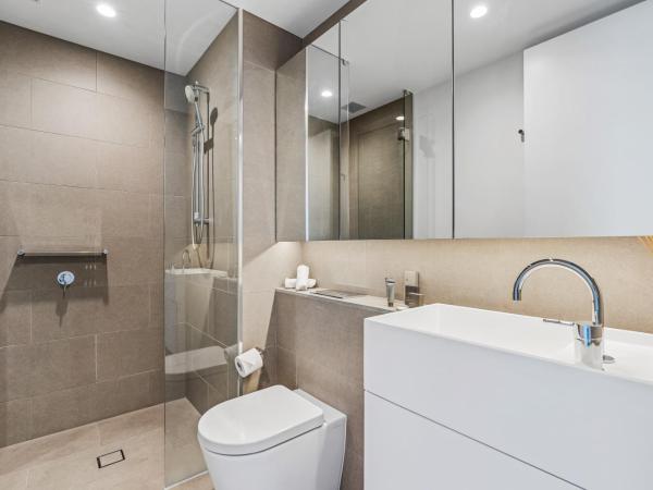 CLLIX Australia 108 Apartments : photo 5 de la chambre two-bedroom two bathroom sky high apartment