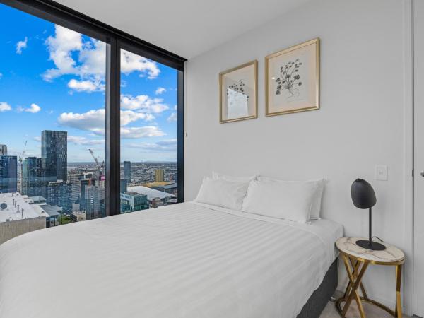 CLLIX Australia 108 Apartments : photo 3 de la chambre two-bedroom one bathroom sky high apartment