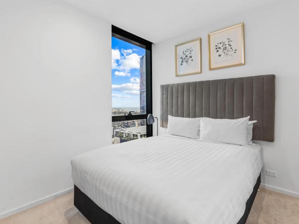 CLLIX Australia 108 Apartments : photo 7 de la chambre two-bedroom one bathroom sky high apartment