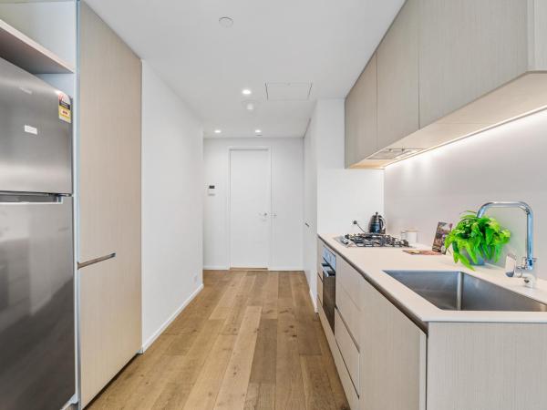 CLLIX Australia 108 Apartments : photo 6 de la chambre two-bedroom one bathroom sky high apartment