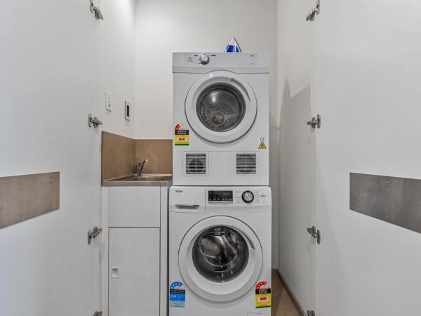 CLLIX Australia 108 Apartments : photo 9 de la chambre two-bedroom one bathroom sky high apartment