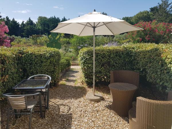 MAS DES FIGUES - Mas XVIII siècle - Piscine - très calme - Alpilles Saint Rémy de Provence - brunch méditerranéen salé sucré cuisine faite maison - ferme auberge agritourisme - Biologique FRBio potager bio huile d'olive bio jardin roseraie Biodiversité - : photo 5 de la chambre chambre double avec terrasse