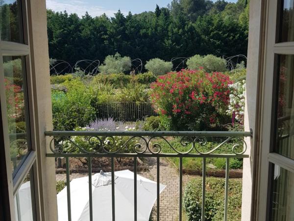 MAS DES FIGUES - Mas XVIII siècle - Piscine - très calme - Alpilles Saint Rémy de Provence - brunch méditerranéen salé sucré cuisine faite maison - ferme auberge agritourisme - Biologique FRBio potager bio huile d'olive bio jardin roseraie Biodiversité - : photo 4 de la chambre chambre double - vue sur jardin