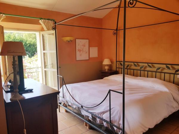 MAS DES FIGUES - Mas XVIII siècle - Piscine - très calme - Alpilles Saint Rémy de Provence - brunch méditerranéen salé sucré cuisine faite maison - ferme auberge agritourisme - Biologique FRBio potager bio huile d'olive bio jardin roseraie Biodiversité - : photo 1 de la chambre chambre double - vue sur jardin