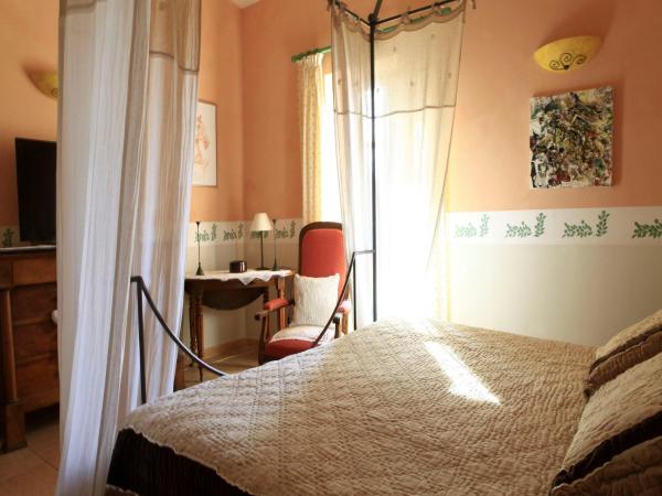 MAS DES FIGUES - Mas XVIII siècle - Piscine - très calme - Alpilles Saint Rémy de Provence - brunch méditerranéen salé sucré cuisine faite maison - ferme auberge agritourisme - Biologique FRBio potager bio huile d'olive bio jardin roseraie Biodiversité - : photo 1 de la chambre suite - vue sur piscine