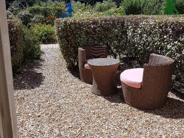 MAS DES FIGUES - Mas XVIII siècle - Piscine - très calme - Alpilles Saint Rémy de Provence - brunch méditerranéen salé sucré cuisine faite maison - ferme auberge agritourisme - Biologique FRBio potager bio huile d'olive bio jardin roseraie Biodiversité - : photo 3 de la chambre chambre double avec terrasse