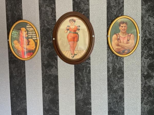 Grand Circus Hotel : photo 9 de la chambre the strong man's wagon