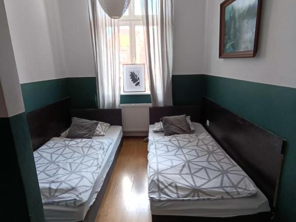 Hostel Stawowa : photo 7 de la chambre chambre lits jumeaux avec salle de bains commune