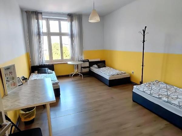 Hostel Stawowa : photo 3 de la chambre chambre triple avec salle de bains commune