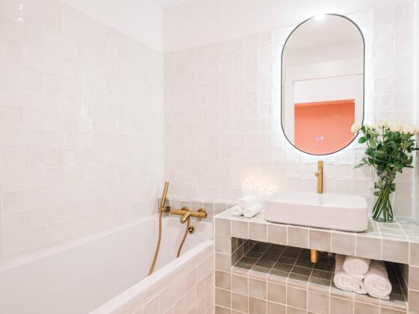 La Demeure de la Cité by Jean Bacou : photo 3 de la chambre chambre double avec salle de bains privative