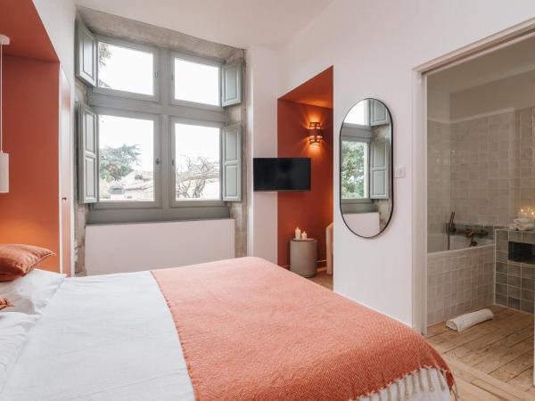 La Demeure de la Cité by Jean Bacou : photo 5 de la chambre chambre double avec salle de bains privative