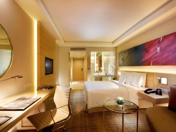 DoubleTree By Hilton Kuala Lumpur : photo 3 de la chambre chambre lit king-size de luxe - vue sur montagne