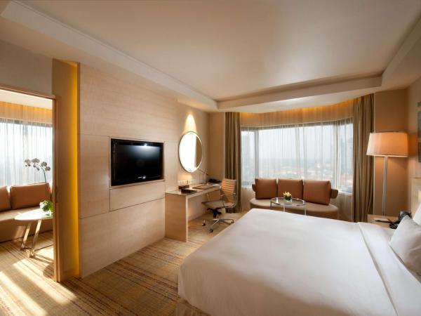 DoubleTree By Hilton Kuala Lumpur : photo 2 de la chambre suite deluxe avec lit king-size