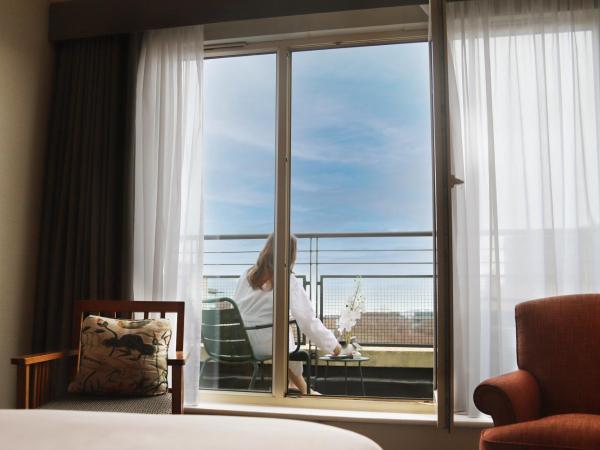 Herbert Park Hotel and Park Residence : photo 2 de la chambre chambre lit king-size avec balcon