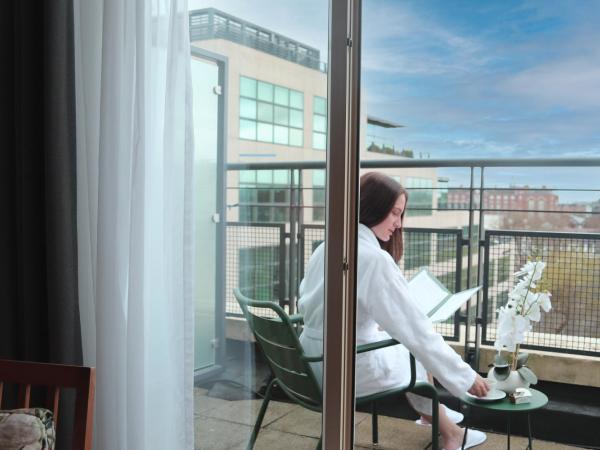 Herbert Park Hotel and Park Residence : photo 4 de la chambre chambre lit king-size avec balcon