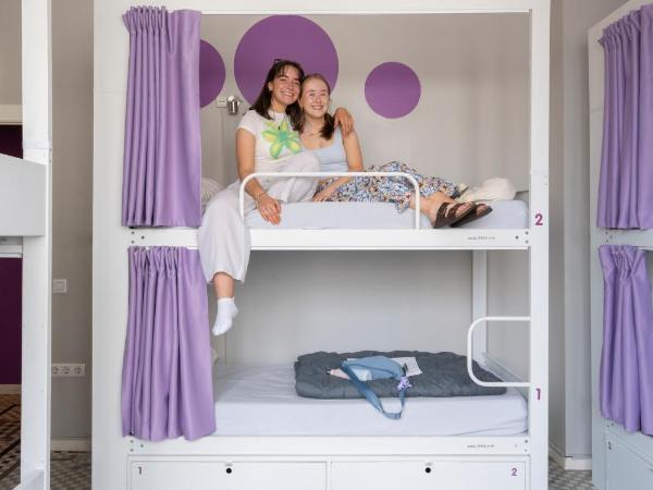 Purple Nest Hostel : photo 5 de la chambre lit simple dans dortoir mixte avec salle de bains privative (8 adultes)