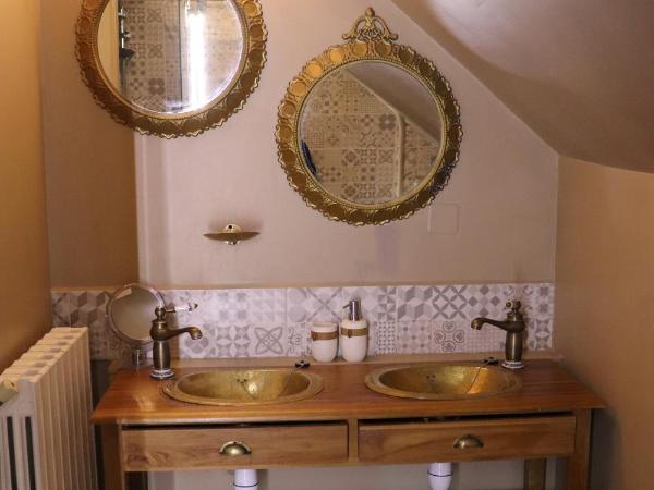 Les Charmes de Sarlat - Chambres d'Hotes : photo 6 de la chambre chambre quadruple avec salle de bains