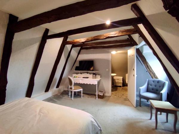 Les Charmes de Sarlat - Chambres d'Hotes : photo 3 de la chambre chambre quadruple avec salle de bains privative