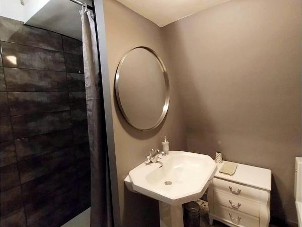 Les Charmes de Sarlat - Chambres d'Hotes : photo 6 de la chambre chambre quadruple avec salle de bains privative