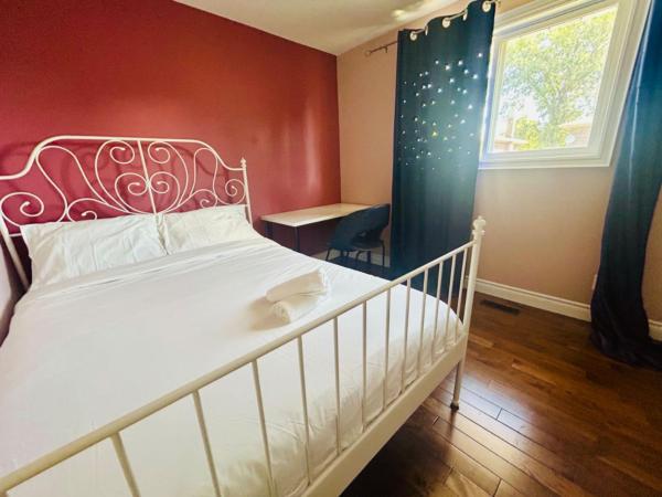 Modern Queen Room Near Fairview Mall & Bus Routes : photo 7 de la chambre chambre double avec patio