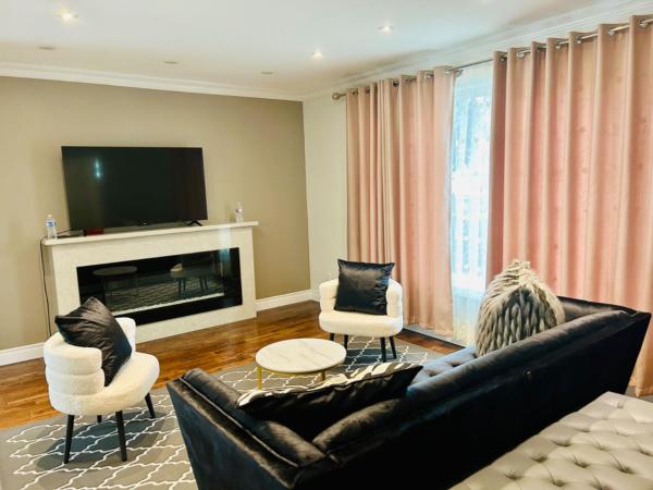 Modern Queen Room Near Fairview Mall & Bus Routes : photo 6 de la chambre chambre double avec patio