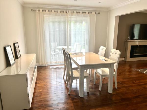 Modern Queen Room Near Fairview Mall & Bus Routes : photo 1 de la chambre chambre double avec patio