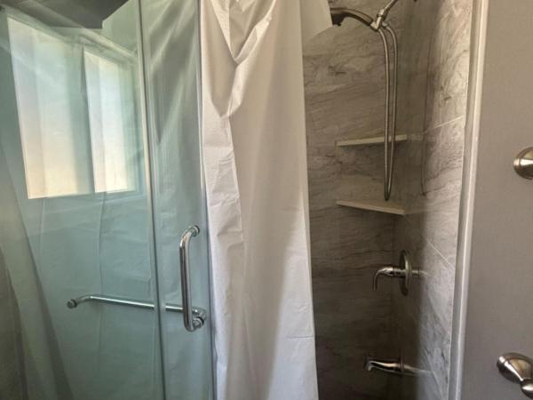 Modern Queen Room Near Fairview Mall & Bus Routes : photo 8 de la chambre chambre double avec patio