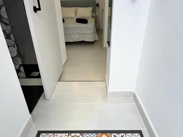 Málaga Central Stay Guest House : photo 9 de la chambre chambre double avec salle de bains privative