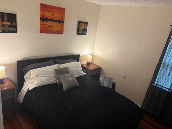 Atlanta Quiet Charming Private Room 2 : photo 10 de la chambre chambre lit queen-size avec salle de bains commune