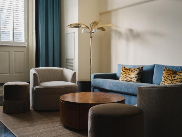 Bourbon Orleans Hotel : photo 4 de la chambre suite lit king-size avec balcon