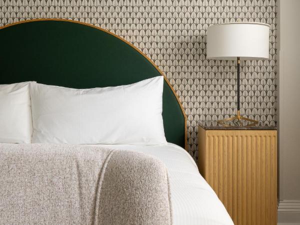 Bourbon Orleans Hotel : photo 7 de la chambre chambre lit king-size - accessible aux personnes à mobilité réduite