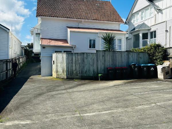 Newmarket Cozy-home : photo 9 de la chambre chambre double avec patio