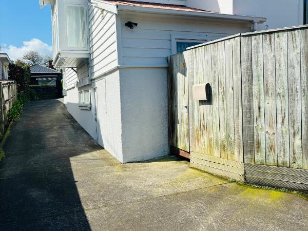 Newmarket Cozy-home : photo 8 de la chambre chambre double avec patio
