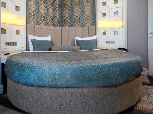 The Grand Mira Business Hotel : photo 7 de la chambre suite avec balcon