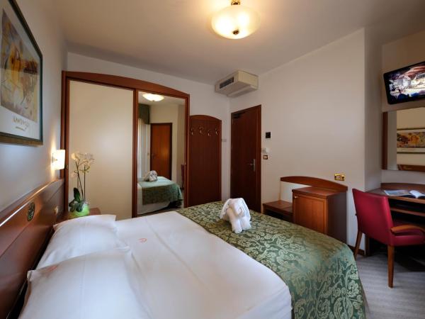 Hotel Eden : photo 2 de la chambre chambre familiale (2 adultes et 2 enfants)