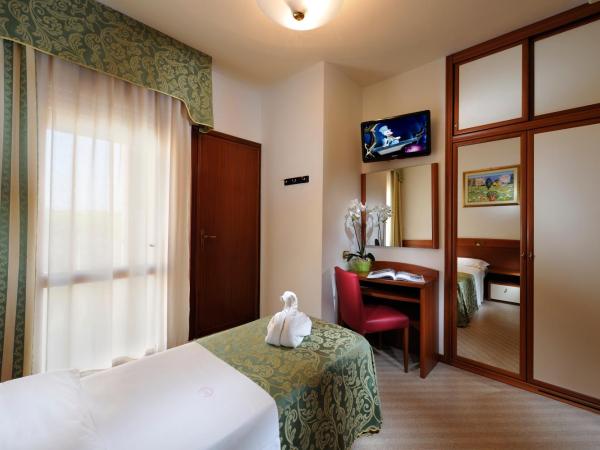 Hotel Eden : photo 3 de la chambre chambre familiale (2 adultes et 2 enfants)