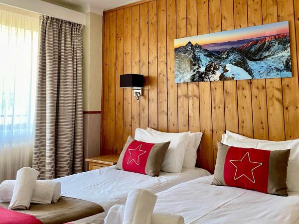 Chalet Hôtel La Sapinière : photo 1 de la chambre chambre double ou lits jumeaux - vue sur montagnes
